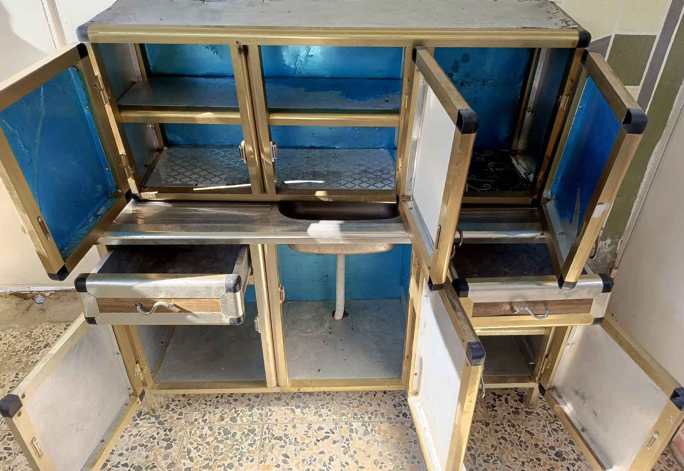 فرصة ذهبية: تصفية مواد كافتيريا "شيلة وحدة" (ستيل ثقيل أصلي) - بيع مستعجل لعدم التفرغ (بسبب الوظيفة والدراسة)
المكان: النجف الأشرف - حي الميلاد 
السعر: (2 مليون قابل للتفاوض) 
التفاصيل:
المواد أغلبها ماركات أصلية ومن النوعية الثقيلة (Heavy Duty) وليست التجاري الخفيف.
✅ المميزات: مواد أصلية، ستيل ثقيل يعمّر، وكمية متكاملة تبدأ بها مشروعًا فورًا. 
⚠️ ملاحظة للأمانة: المواد كانت مخزنة لفترة، لذلك الصور تظهرها متربة وتحتاج جلفة تنظيف بسيطة فقط لترجع جديدة تلمع. البيع على وضعها الحالي لضيق الوقت، والسعر "لگطة" مراعاةً لهذا الأمر. 

قائمة المواد باختصار: 
معدات طبخ ستيل ثقيل: (شواية گص حجرين، كابسة صاج، طباخات همبرگر وفلافل ومتعدد، سخان تحمية).
معدات عمل: (ماكنة ثرم وقطاعة فنگر صناعية، كاونتر سنك، مغسلة ستيل، 3 قناني غاز).
أثاث وديكور: (جام خانه سميك، ميز عَرض خشبي، إنارة ديكور، كراسي وطبلات، ميز جلوس، أواني خشب وستيل).
المجموعة كاملة بسعر خيالي لمن يصل أوّلًا... 
📞


**إذا كنت صاحب هذا الإعلان وتريد حذفه لأي سبب، رجاءا أرسل رسالة إلى الدعم الفني**