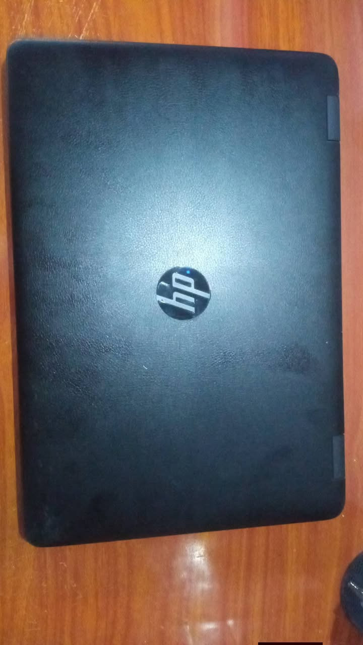 HP ProBook 650 G2
HP ProBook 650 G2
 (معالج)     [Intel CORE i5 6300U [CPU 2.40GHz-2.50GHz
جيل السادس 6300U
الابتوب ممتاز جدا للدراسة والتصفح وجيد من ناحية الالعاب الغير ثقيلة 
(الذاكرة العشوائية) DDR4 RAM 8GB
(كرت شاشة خارجي) GPU /AMD RADEON R7 M35 2GB
(ذاكرة) 256GB SSD
كيبورد/ عربية-Engilsh+اضائة كيبورد
بطارية جيدا جدا تكفي لاستخدام 4 ساعات استخدام قوي (Best performance)+ يشغل العاب 60FPS (متوسطة الحجم)
الجهاز بحالة نظيفه عليه نظام Windows 10 Pro+ بلوتوث+ يحتوي على مشغل اقراص (DVD) + الجهاز عليه برامج مونتاج مثل photoshop وعليه ايضا برامج (Word/Excel/Power Point)  وايضا بي خدمات googel Games (خدمات كوكل للالعاب)  وايضا يحتوي على برامج التواصل الاجتماعي + يدعم الذكاء الصناعي (M365)  من شركة مايكروسوفت 
الجهاز بحالة نظيفه يدعم (بصمة اصبع+ بصمة وجه)(ملاحظة:بصمة الوجه والاصبع غير مفعلين)  يدعم الفتح الرمز بـ فلاش او USB 
من ناحية الصوت الجهاز صوتو جدا واضح وعالي وماكو اي خلل بل سماعات او بـ مايك الخاص وايضا يدعم جميع انواع المنافذ مثل ( USB / USB Type-C / VGA/  ETHERNET/ منفذ سماعة(مايك)  / قارئ بطارية SD / منفذ شحن / HDMI/ Docking ) 
الابتوب يدعم ميزة ربط الهاتف بلابتوب من خلال تطبيق (الربط بـ Windows)  
الجهاز بلون الفضي (مصنوع من الالمنيوم الخفيف)  
كاميرا امامية بدقة 720p HD + شاشه (Anti-Glare) غير عاكسه للضوء 

اني بل نسبة الي جنت استعملو للدراسة وحيل زين جان وياي صوتو ماشاء الله عالي 

الجهاز ما شاء الله مليان مواصفات

 الي يحب يستفسر يتواصل خاص او عل رقم ***********
