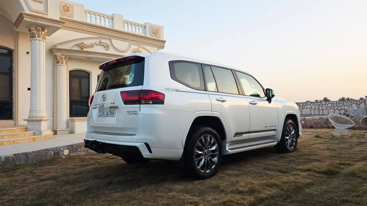 ♦️تويوتا لاندكروزر GXR Limited موديل 2024 – محرك 4000 تنفّس طبيعي♦️
◾️سيارة جديدة قوية للبر والمدينة، ومواصفات ممتازة.
المواصفات:
◾️موديل 2024
◾️فئة GXR Limited
◾️محرك V6 4000 تنفّس طبيعي
◾️دفع رباعي 4WD
◾️قفل دفرنس خلفي
◾️5 كاميرات محيطية
◾️كشن جلد كهرباء + تدفئة وتبريد
قير أوتوماتيك
◾️مثبّت سرعة متكيّف (رادار)
◾️مكيّف أوتوماتيك أمامي وخلفي (تبريد خلفي)
◾️تشغيل بصمة/زر (Smart Entry + Push Start)
◾️شاشات عدد (3) أندرويد
◾️شاشة + بلوتوث/USB
◾️شاحن لاسلكي _ واير لس
◾️مرايا كهرباء قابلة للطي
◾️كشنات جلد كهرباء مع تدفئة وتبريد للكشنات .
التفاصيل:
🚩المسافة المقطوعة: 2200 كم فقط
🚩وكالة ساز — لازالت داخل ضمان الشركة
🚩تبديلات زيت المحرك مجانية
🚩رقم بغداد إنكليزي + هزة جديدة
بأسمي شخصياً
🚩كتلوكات الشركة مع بصمة عدد (2)مكفولة كفالة عامة من الضرر والطلاء والتعديل والتكحيل
🔸️المكان بغداد الدوره***********
