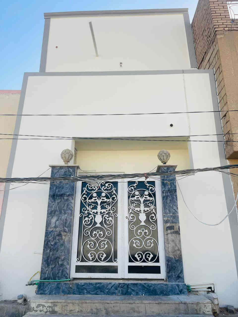 السلام عليكم بيت 50 متر تجارري سايدين النخيل طابقين الطابق الاول استقبال ومطبخ وصاله وصحيات داخليه وخارجيه طارمه ومكشوفه الطابق الثاني غرفه وصاله السعر 85 مليون رقم العقار 35 حي ميسان موقع مميز للاستفسار الأتصال على الرقم التآلي الكوفي للوساطة العقاريه ***********
