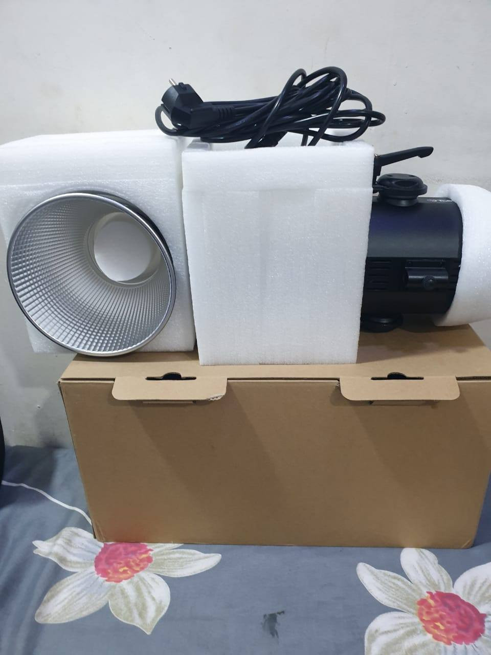 إضائة للبيع استعمال مرتين فقط
Sidande

سلسلة المنتج: سلسلة COB
اسم المنتج: مصباح بث مباشر
أوضاع العمل: وضع CCT، وضع المشهد
مؤشر العرض: Ra≥95 (وضع CCT)
شاشة العرض: شاشة TFT مقاس 1.44 بوصة
مؤشر درجة حرارة اللون: وضع CCT من 2500 كلفن إلى 6500 كلفن
التحكم عن بعد بالبلوتوث: يدعم برنامج WeChat المصغر
أبعاد المنتج: 344*264.5*213.5 ملم
السعر 200 الف

X-180RGB
الطاقة: 180 واط
مصدر الضوء: خرزة COB عالية الطاقة (Chip on Board LED)
درجة حرارة اللون: 2700 كلفن - 6500 كلفن (±200 كلفن)
CRI / TLCI: ≥97 / ≥98
أوضاع الألوان والتعتيم:
تدرج اللون (Hue): 0-360 درجة
التشبع (Saturation): 0%-100%
التعتيم (Dimmer): 0%-100%
المؤثرات الخاصة: 20 تأثيرًا
التحكم:
تطبيق LinkLite (عبر البلوتوث)
جهاز تحكم عن بعد لاسلكي 2.4G بـ 99 قناة
منفذ DMX512 (RJ45)
مسافة التحكم عن بعد: ≥30 مترًا
الأبعاد: 140140300 ملم
الطاقة المدخلة: 100-240 فولت تيار متردد ~ 50/60 هرتز
السعر 200 الف
بغداد حي الجهاد 
***********
