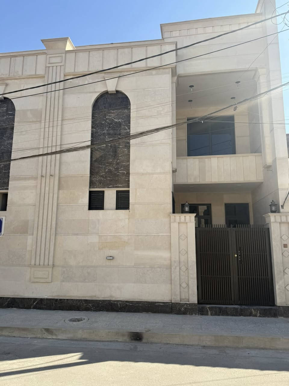 🏠تون دارين للبيع للبيع
📍الموقع نواب الضباط قرب الخدمي  
المساحة 100 متر 
الواجه 7❌15
↕️مكون من طابقين 
♦️الطابق الاول 
استقبال وصحيات الضيوف مطبخ غرفه نوم حديقه داخليه منور وصحيات وحولي 
♦️الطابق الثاني 
ثلاث غرف نوم وصحيات ومكان لوندري 
✅السعر 290
للاستفسار اتصل 
☎️ اسيا   ***********
