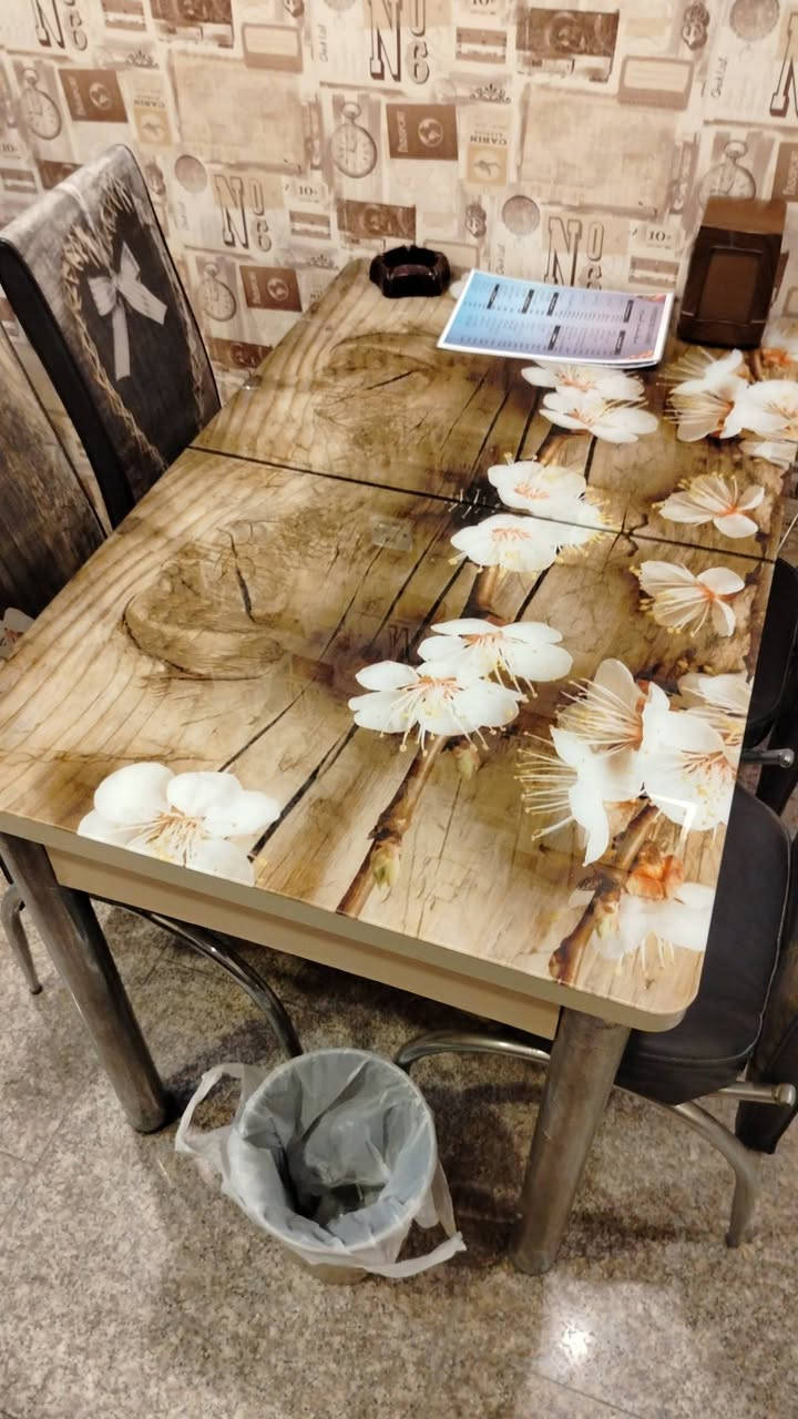 للبيع ميز تركي سلايت نظيف عدد 4 مع كل ميز 4 كراسي بغداد باب المعظم ***********
