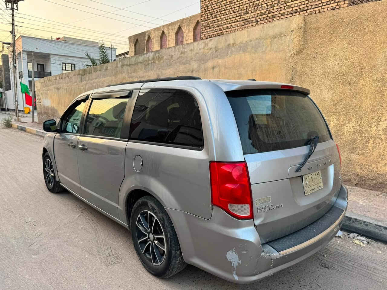 السلام عليكم اخوان ..كرفان ٢٠١٩ Gt للبيع
دوج كرفان ٢٠١٩ Gt رقم بصرة باسمي السياره استخدام شخصي فقط للدوام اعمل استاذ بالجامعة ، السيارة يمي من دخولها العراق لليوم ، ماشيه فقط ٤٢ الف ميل ، تبريد شغال محرك جديد ، السيارة بيها اضرار بالبدي وسعرها مناسب اريد ابيع  ١٢٠ ورقه السيارة بالبصرة ، للتواصل واتساب *********** .
