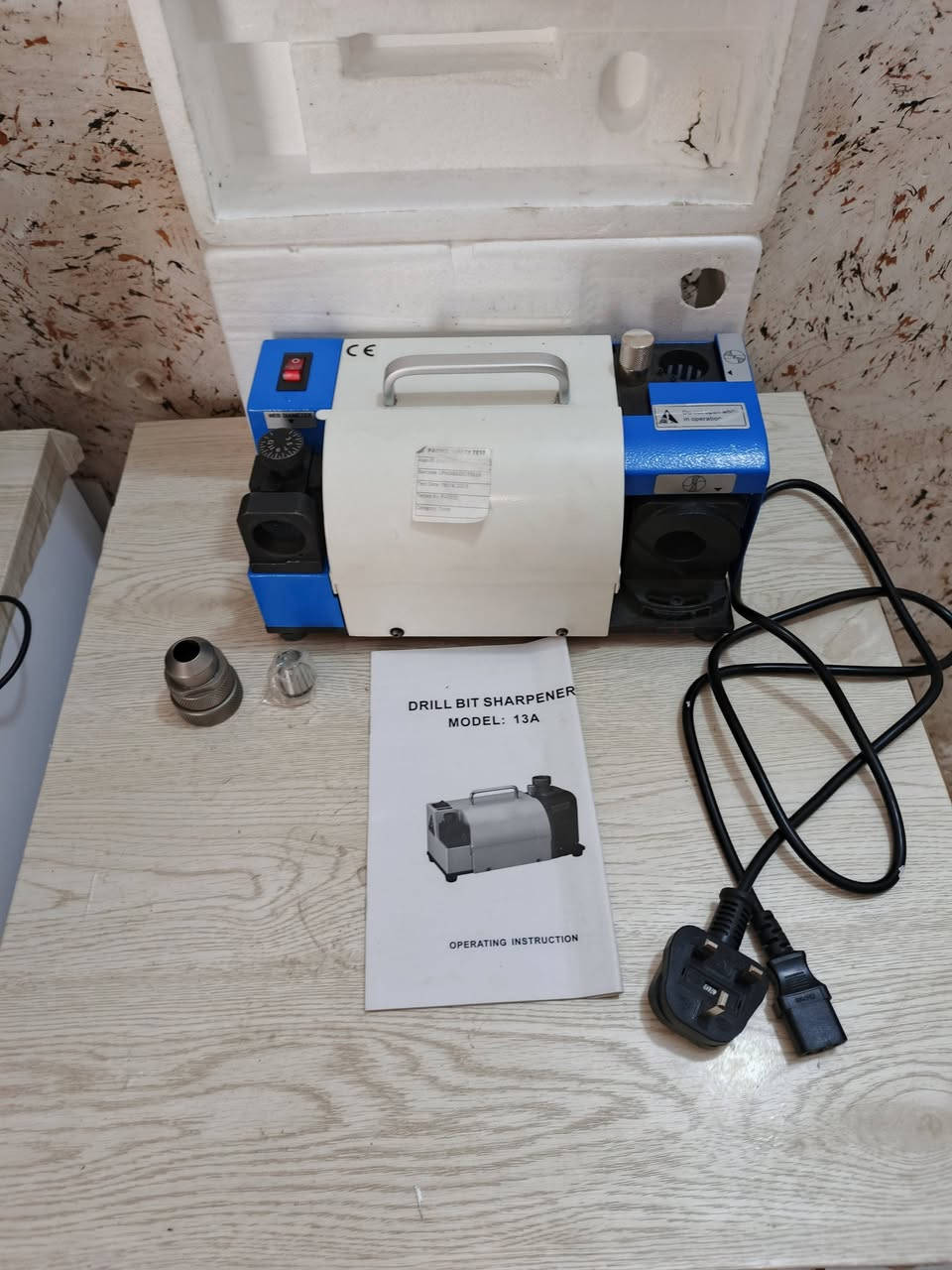 هذه **ماكينة شحذ وتسنين البراين (Drill Bit Sharpener / Grinder)**.
الجزء الظاهر بالصورة هو درج تخزين **الكوليتات (Collets / ER Collets)** المقسمة حسب أقطار وقياسات البراين (من 2-3 ملم إلى 12-13 ملم) التي تُستخدم لتثبيت البرينة بإحكام أثناء عملية الشحذ والتسنين.للاستفسار خاص او واتس اب ‏‪***********‬‏
