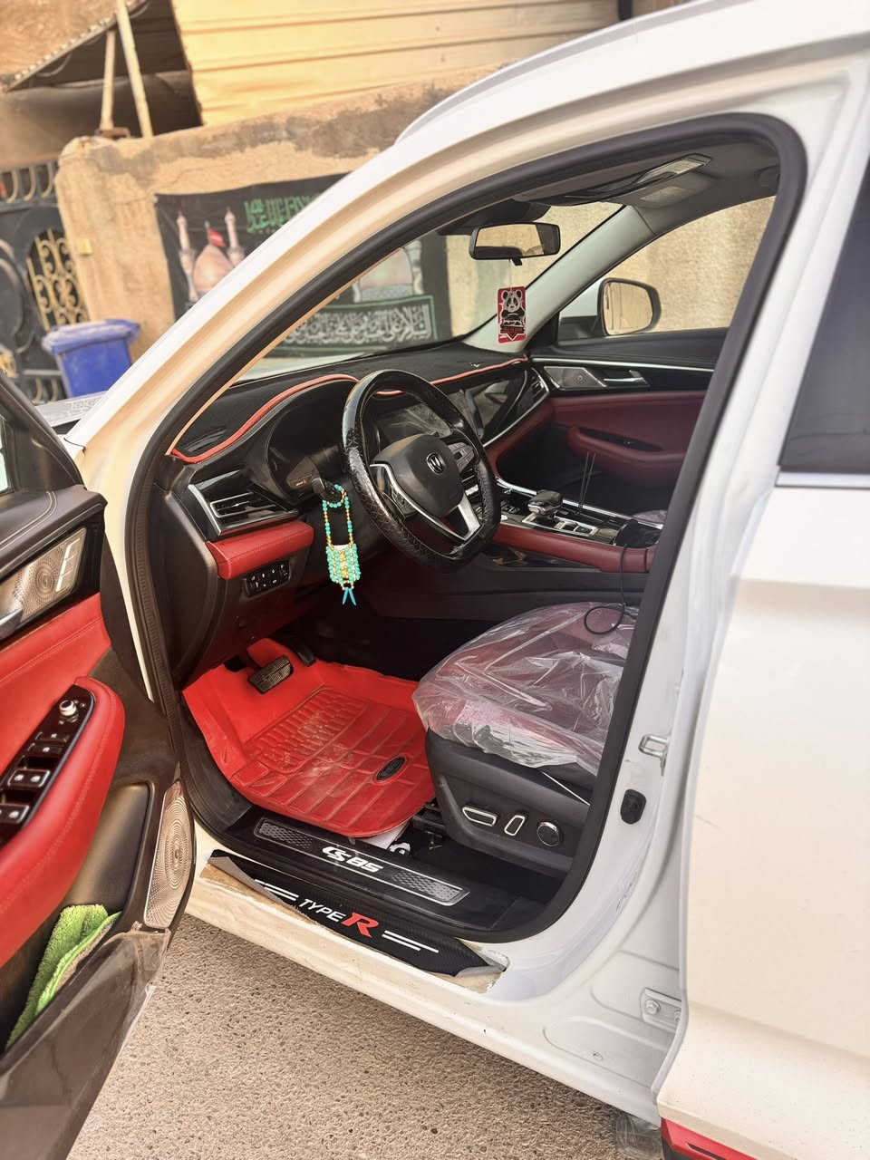 شانجان CS85 موديل 2022 – فل كامل (أعلى فئة)
محرك 2.0 تيربو 4 سلندر بقوة 233 حصان / 360 نيوتن متر، جير 8 سرعات دفع أمامي.

ماشية 75 ألف كم، بانزين عادي.

أنماط قيادة (عادي – اقتصادي – رياضي – ثلوج).

مواصفات أمان متكاملة:

ABS، توزيع إلكتروني للفرامل، ثبات، مساعد صعود ونزول، وسائد هوائية أمامية وجانبية، رادار، تحذير تصادم أمامي، مكابح طوارئ أوتوماتيكية، كشف نقطة عمياء، تحذير خروج عن المسار، TPMS.

مواصفات راحة وتقنيات:

كاميرا 360 + اصطفاف ذاتي وريموت، حساسات أمامية وخلفية، مثبت سرعة متكيف، تشغيل بصمة وعن بعد، صندوق كهرباء، سقف بانوراما، شاشة عدادات 10.25 إنش، شاشة وسطية 12.3 إنش، عرض شاشة الجوال، 8 سماعات.

مقاعد جلد كهرباء مع ذاكرة للسائق وتدفئة وتبريد، مرايات كهرباء مع تسخين، حساس مطر، إضاءة LED، رنقات 19 إنش.

معدل صرفية 14.1 كم/لتر.
السعر ١٥٠ ورقه وبيه مجال بسيط
رقم الهاتف ***********
