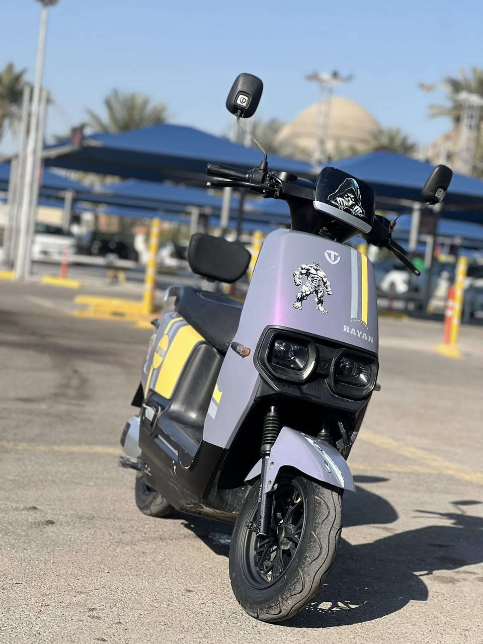 سلام عليكم دراجه شحن ريان للبيع اشاير شغاله عالي ناصي زنون هورن شغال دراجه بصمه وسويج 3 سرعات سرعه 60 جنطه حجم كبير تايرات جدد شاحنتها موجوده الاصليه بطاريات بحالة الوكاله الدراجه فقط متروكه واكفلها الك من التاير للتاير سعرها 550 وبيها مجال مكاني حي العلام تقاطع درويش رقم تليفوني ***********
