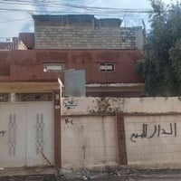 بيت للبيع في حي العامل قرب دكتور ليث مساحه 200 متر الطابق الأول غرفتين...