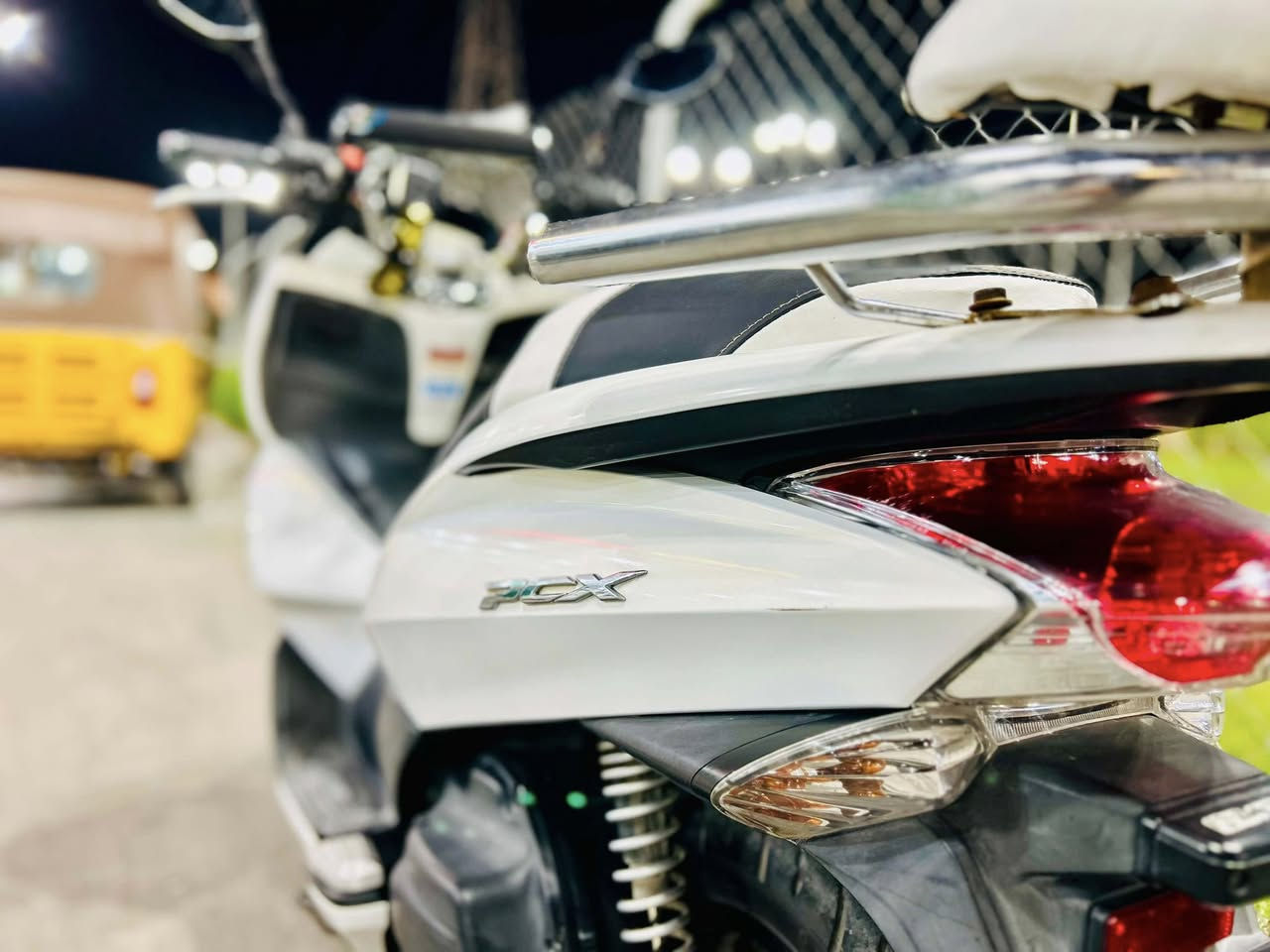 مكلف بالنشر
دراجه للبيع pcx جيل اول ياباني 
نظيفه وجاهزه من كلشي 
كهربائيات كلها شغاله 
دبل اشاره اضافية - تدفئة يدات 
حساس ازدحام - ستان حساس 
ماناقصها شي 
سعرها 1750 وبيها مجال 
للتواصل ***********
