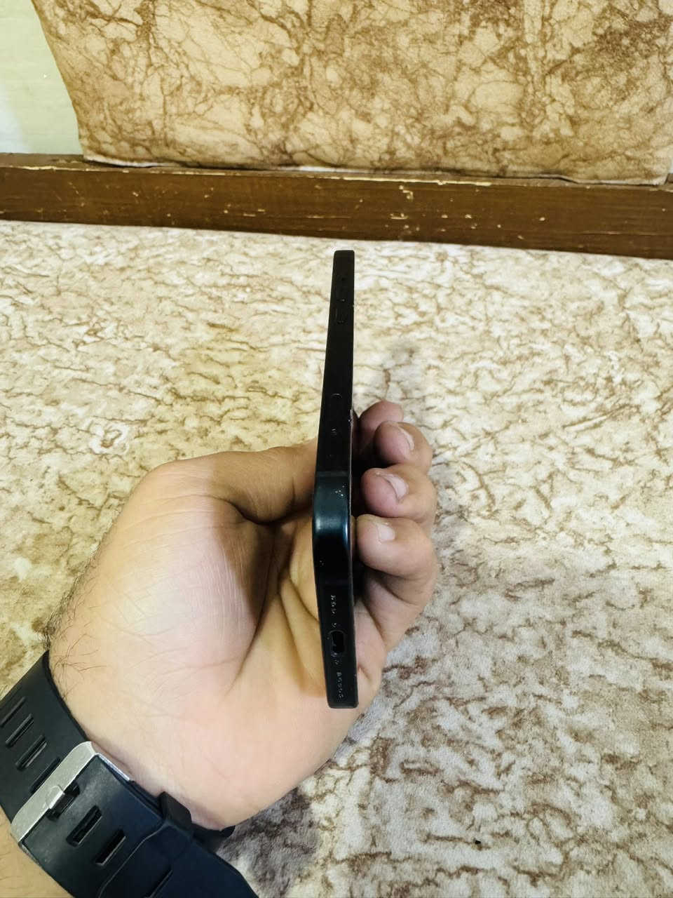 السلام عليكم
للبيع..
ايفون 15 عادي 
ذاكره 128 📍
بطاريه 🔋. 85 
بي فقط هاي ضربه بل شاشه وما مئثره على المس ابد 
جهاز بي ضمان 
جهاز ماستر كارتونه ويا 
سعر 500 الف 
مكاني . بغداد . ناحيه الوحده . خلف مجمع بسمايه . 
هـ ***********
