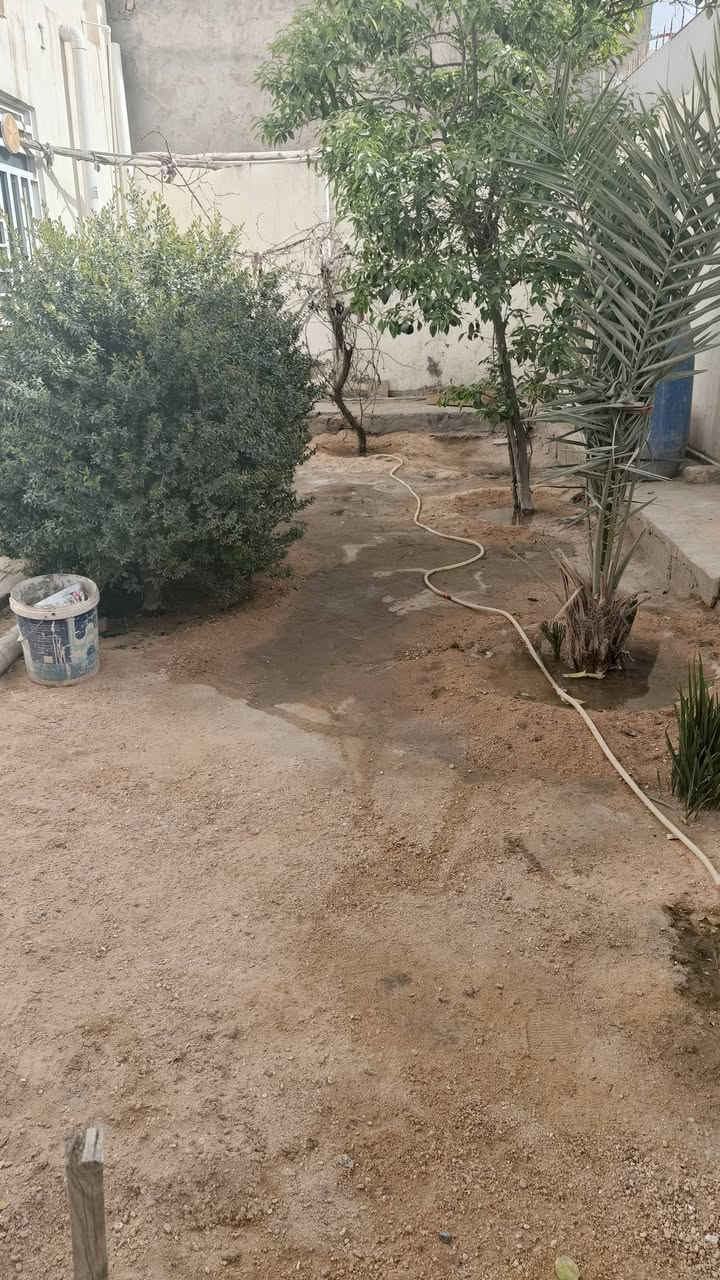 ​🏠 تفاصيل العقار:
المساحة الكلية (سند طابو): 244 متر مربع.
​المساحة الواقعية: 225 متر مربع.
​الواجهة: 15 متر (مميزة جداً وتسمح بتصاميم بناء حديثة أو تقسيم مستقبلي).
​ملاحظة قانونية: البيع يتم على مساحة السند (244م)، مع إمكانية التفاهم أو المطالبة بالتعويض عن المساحة المفقودة مستقبلاً وفق القانون.
​نوع البناء: بناء كلاسيكي (عكادة) بحالة جيدة ، نظيف وصالح للسكن الفوري.
​🛋️ التصميم الداخلي:
​استقبال واسع ومعزول للضيوف.
​غرف نوم عدد (2).
​مطبخ متكامل وصالة توزيع مريحة.
​حديقة منزلية تعطي خصوصية وجمالية لمدخل الدار.
​🌟 مميزات إضافية:
​الخدمات: المنطقة مخدومة بالكامل (تبليط حديث، منظومة مجاري، مياه إسالة، كهرباء مستقرة).
​السعر المطلوب: 160 مليون دينار عراقي (سعر تنافسي جداً ولقطة مقارنة بأسعار حي الغدير).
​📞 للاستفسار والمعاينة، يرجى الاتصال على الرقم:
***********
