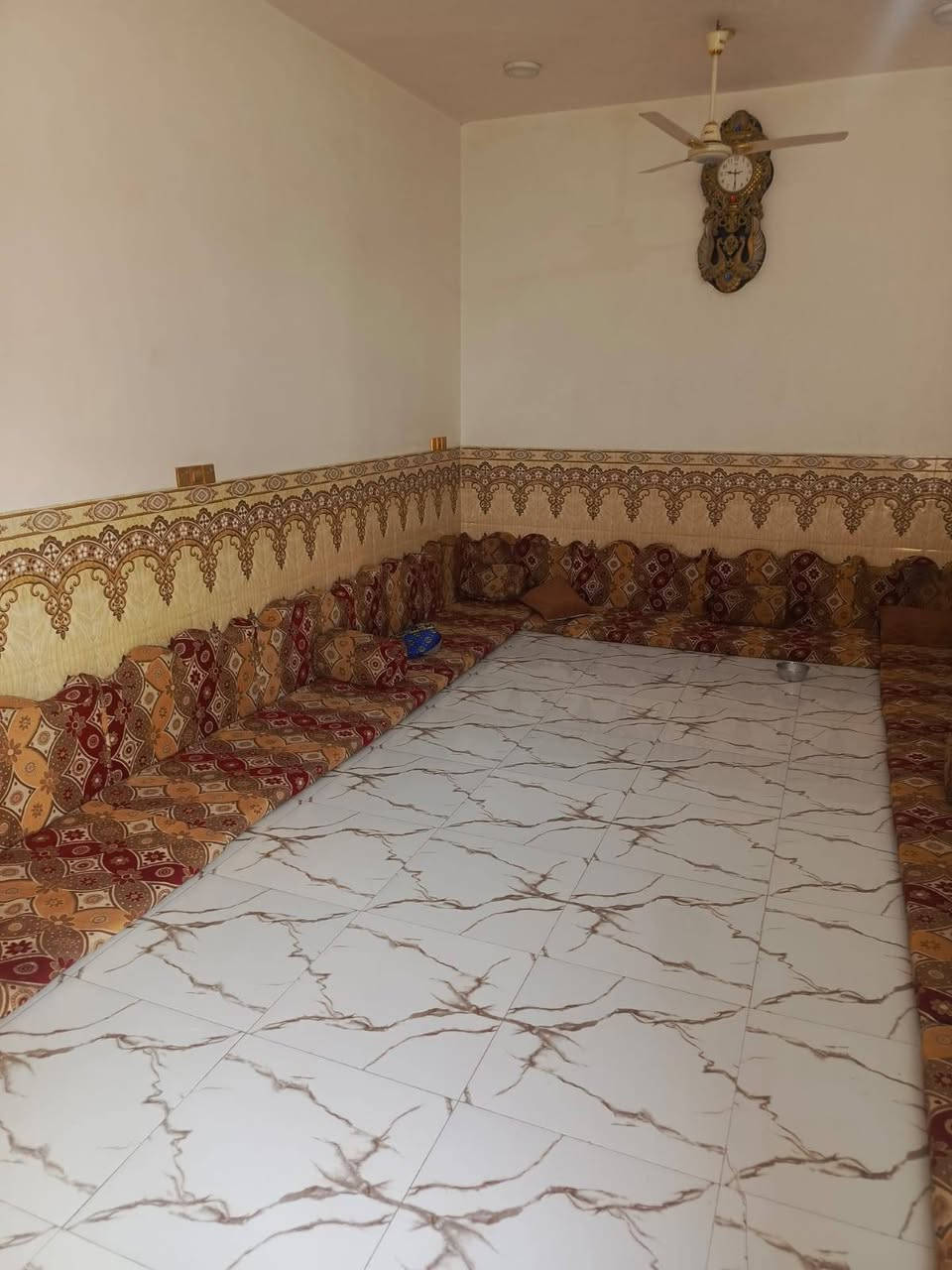 السلام عليكم بيت للبيع  قاطين المساحه 250 متر قرب جامع رمثان التفيج الاتصال (***********)
