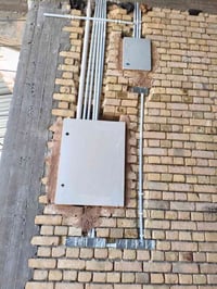 متوفر كادر متمكن ومتمرس على احدث الاعمال الكهربائية من حفر وتسليك بوري...