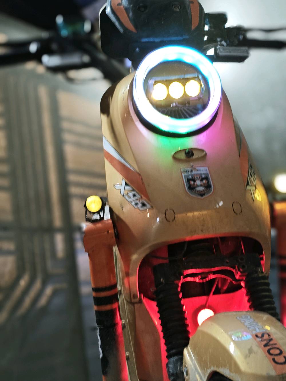 دراجة كهربائية موديل X96 جاهزة للبيع. تمتاز بأضوية LED ملونة تعزز المظهر العصري والجذاب. مناسبة للمشاوير اليومية وتتميز بالكفاءة في استهلاك الطاقة وهدوء الأداء. الدراجة بحالة جيدة جداً وتنتظرك لتكون رفيقك في الطريق.