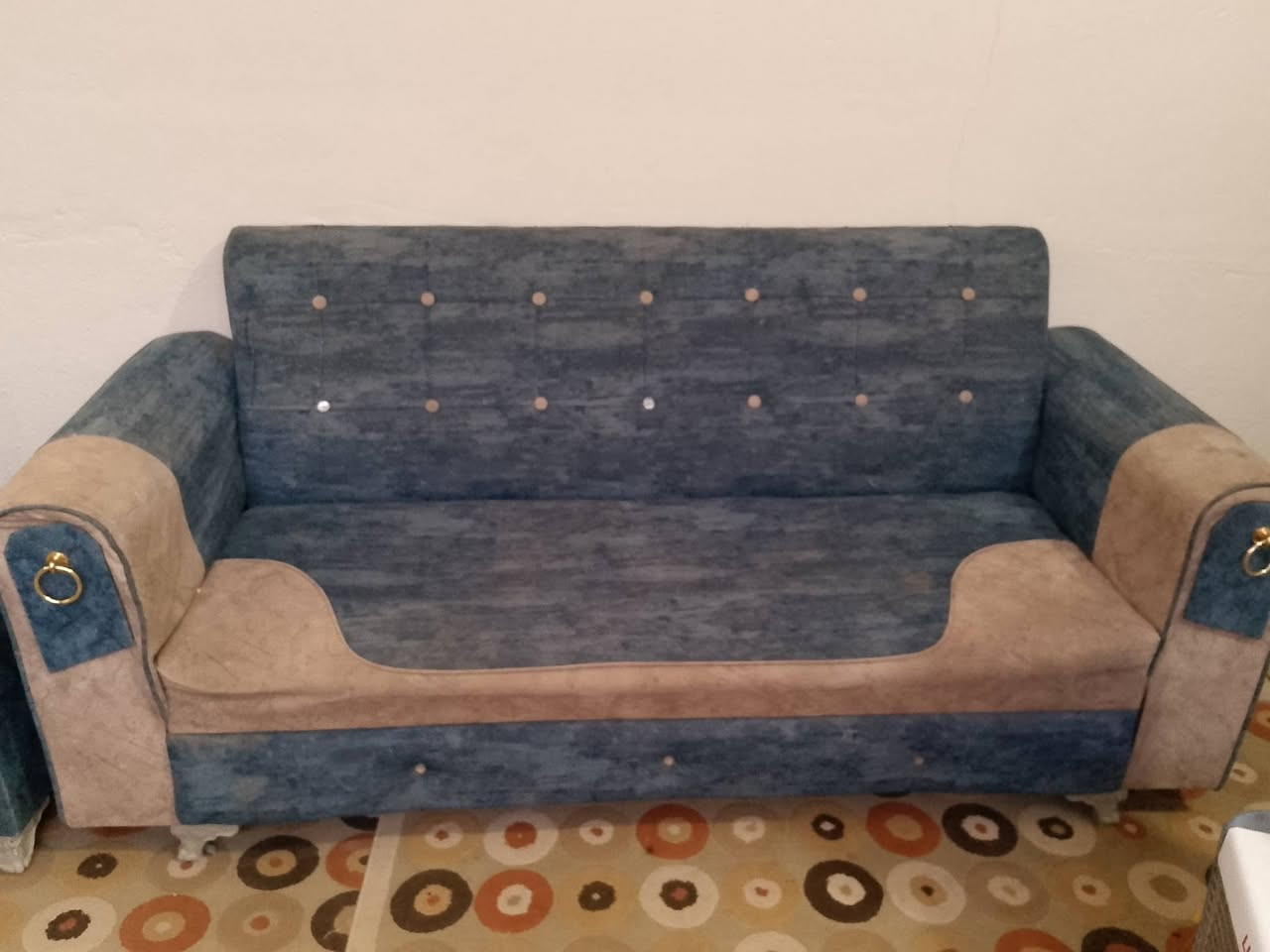 قنفات للبيع السعر 60
العنوان البراكية شارع المطار القديم 
***********
