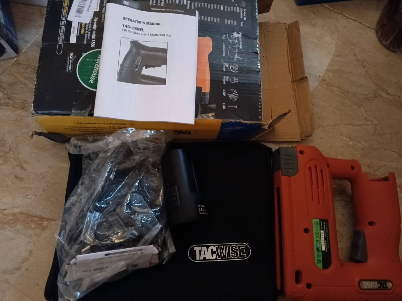 علبة مسدس دبابيس ومسامير لاسلكي (Cordless Staple/Nail Gun) من إنتاج شركة Tacwise موديل 140-180EL يعمل بجهد 12 فولت.المواصفات الأساسية للجهاز:التوافق: يدعم دبابيس من فئة 140 Series بطول يتراوح بين (6-12 ملم)، ومسامير من فئة 180 Series بطول (10 ملم).البطارية: يعمل ببطارية ليثيوم-أيون (Lithium-ion) بجهد 12 فولت قابلة لإعادة الشحن والتبديل مع أجهزة Tacwise الأخرى.المميزات: يشتمل على ضوء LED مدمج للعمل بدقة، ومؤشر لحالة البطارية، ونافذة لمراقبة مستوى تعبئة الدبابيس.الاستخدامات: مثالي لأعمال التنجيد، والمشغولات اليدوية، والديكور، ومشاريع الحرف اليدوية ب٢٥ مع التوصيل


**إذا كنت صاحب هذا الإعلان وتريد حذفه لأي سبب، رجاءا أرسل رسالة إلى الدعم الفني**