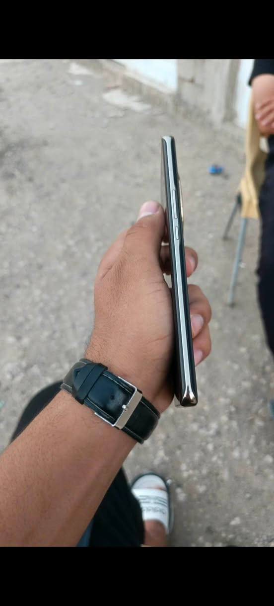 سلام عليكم HONORX9B 5G
ذاكره 256رام 12النسخه العالميه جهاز نضيف بمعنى الكلمه بي فقط خط الاصفر موضح بالصورة سعره 165وبي مجال حگ جيه مكاني بابل 
رقمي ***********
