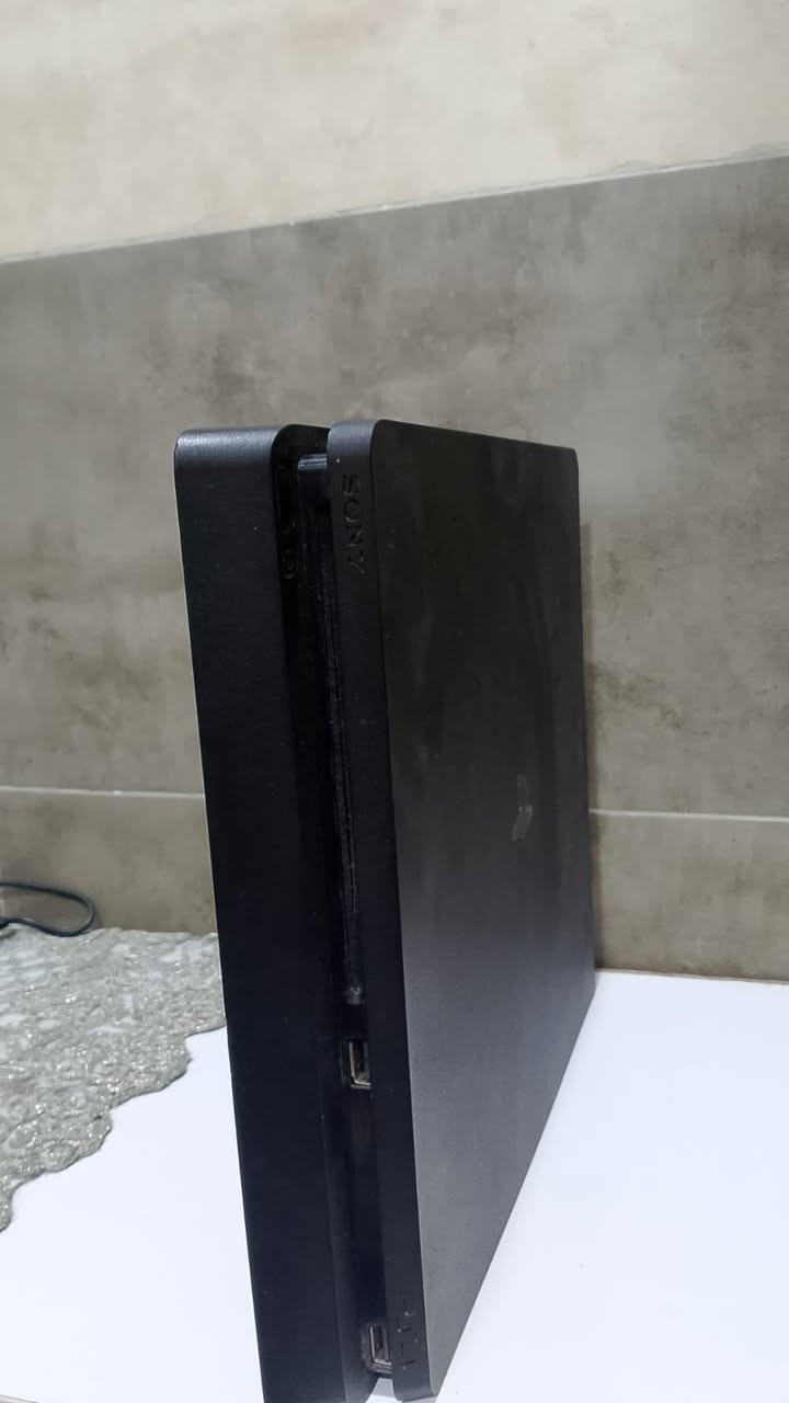 سلام عليكم 
بلي فور سلم مهكر نضام 9:00 
ذاكرة 500 
لوك ستيكر
جوستك ثنين اصلي 
مكاني بغداد /الشعب 
***********
السعر ب250 الف 
جوة السوك مستعجل على بيعته
