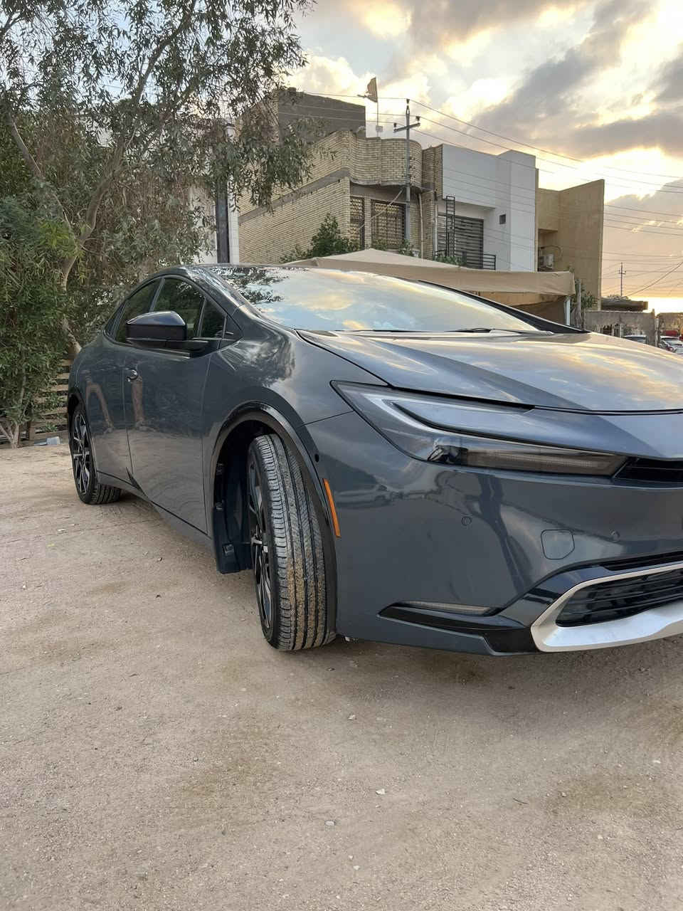 سلام عليكم سياره بريوس (Prius) موديل ٢٠٢٤ ماشيه 5000 وهي سيارة هايبرد (بنزين + كهرباء) ومشهورة جدًا بقلة صرف البنزين  بيها ضربه بل جاملق فقط باقي مكفول رقم هاتف ***********
