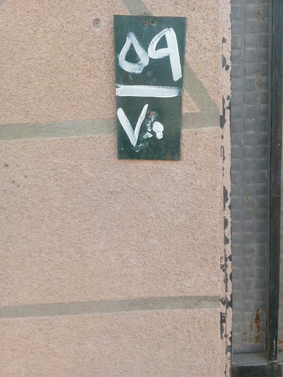 دار للبيع الأمين الثانية قرب باب الشبكة الكهرباء 
شارع الملعب الكهرباء غير زراعي الدار مشمول بل تمليك 
حسب ترقيم 
الاستفسار ***********
