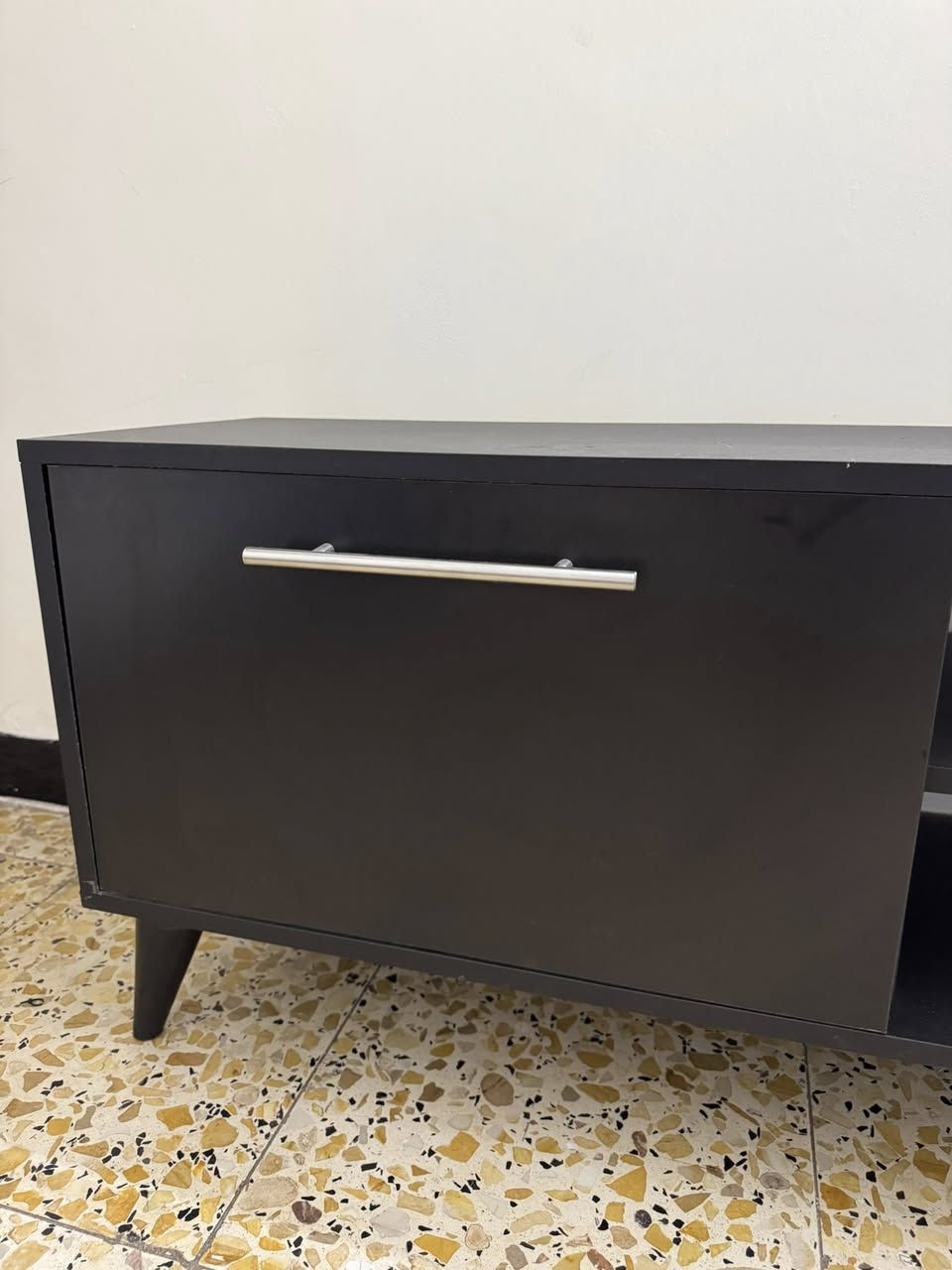 ميز تلفزيون مودرن باللون الاسود بي جرارات ثنين ورف بالوسط مثل ما موضح بالصور
بسعر مناسب 55 الف 
موجود واتساب ***********
