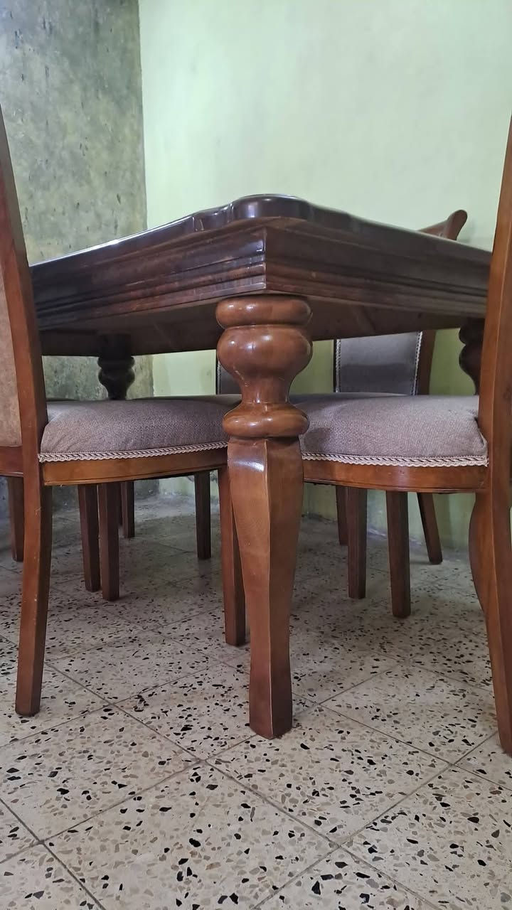 ميز طعام ٦ كراسي خشب زان الاصلي نظيف جدا جدا استخدام قليل الاتصال *********** توجد خدمة توصيل
