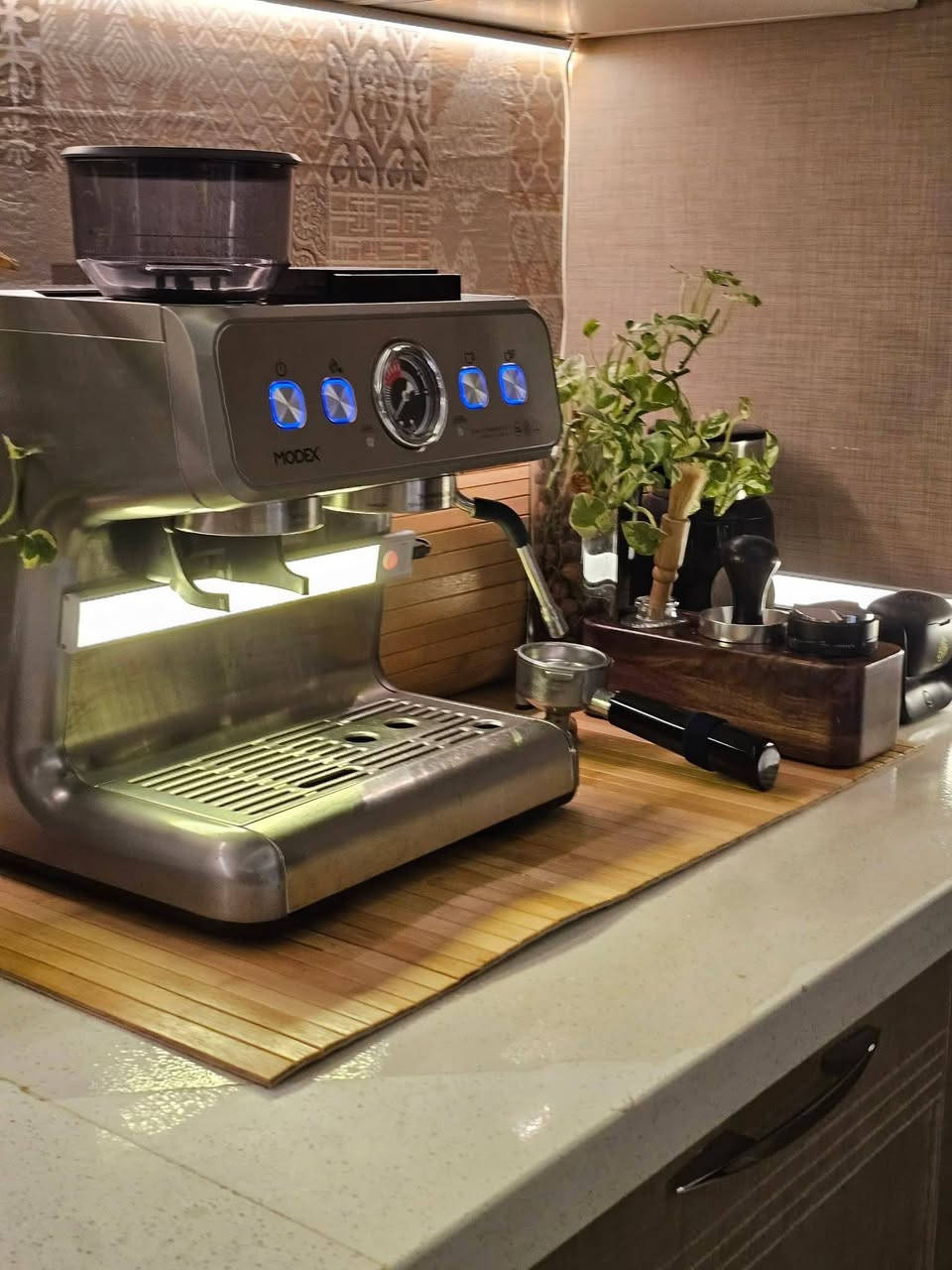 للبيع مكينة قهوة و قلاية هوائية 
مكينة قهوة مودكس ١٥ بار 
فلتر قياس ٥٨ 
طاحونة مدمجة 
مقياس ضغط 
قلاية هوائية حافظ لحد درجة ٢٢٠ 
سعرهم اثنينهم ٣٥٠ الف و بيهم مجال للشراي من صدك 
للاتصال *********** او خاص
