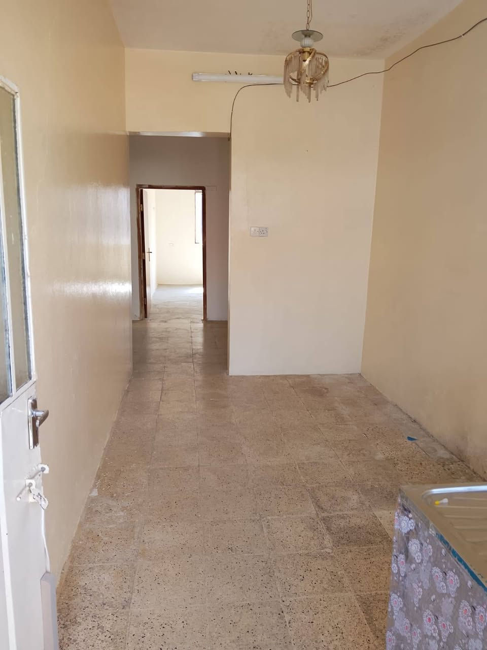 شقه للايجار حي العربي طابق ثاني مدخل مشترك مساحه 150متر غرفتين نوم هول وسطي استقبال مطبخ ..نهاية حي العربي خلف شارع العام 
سعر 250
مكتب بردى 
***********
