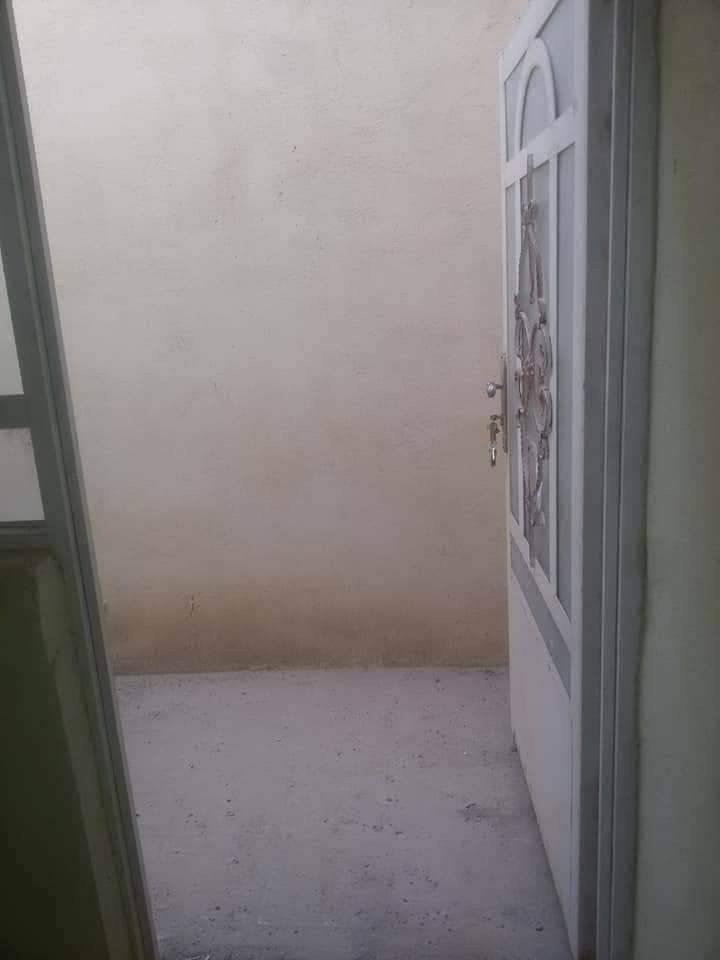 اللهم صلي على محمد وآل محمد
⬅️🏠بيت للبيع

المساحه ⬅️1️⃣0️⃣0️⃣متر

يحتوي البيت على ⬅️غرفه وصاله واستقبال ومطبخ وصحيات داخليه وخارجيه ومنور عدد٢ بناء اساس صب كونكريت السقف عكاده شغل مرتب بناء جناي تغليف سقوف ثانويه وسيراميك الارضيه كاشي كهربا ء ماي دفن

العنوان 🇮🇶 النجف الاشرف ⬅️الكوفه البراكيه قرب مدرسة الشهيد علي الرماحي
كافه الخدمات متوفره مستشفيات ومدارس أسواق قريبه

السعر المطلوب 18 مليون وبي مجال
الاستفسار الاتصال على الرقم ***********
