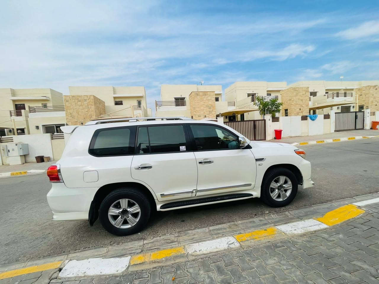 السلام  عليكم  . لاندكروزر  في إكس آر 8سلندر فول موصفات  مال لكزز  موديل 2009 بيها قطعتين رش فقط بدون داخل او معجون سياره نظيفة  رقم مميز/ 10003/ اربيل  الاستفسار  على رقم *********** وسام .
