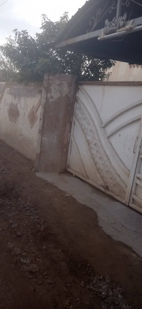 الدار للبيع المساحه ٢٠٠ م طابو صرف الموقع حي الحسين جهة الباشيه شارع ٨م مكون من غرفتين نوم واستقبال ومطبخ حار وصاله مع حديقه وكراج سياره البيت حر ما مطلوب باسم صاحبه السعر ٦٥ بي مجال بسيط مراجعة مكتب ابو ازهر الجرياوي للعقار الجمعيه مقابل اسواق حاتم غازي الاتصال على الارقام التاليه 
***********
***********
*********** / بالتوفيق إنشاءالله
