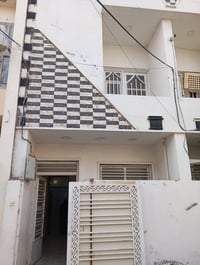 للايجار ♦️مشتمل 56متر طابقين ونصف..ثلاث غرف نوم و حمامين ومطبخ وصالة و...