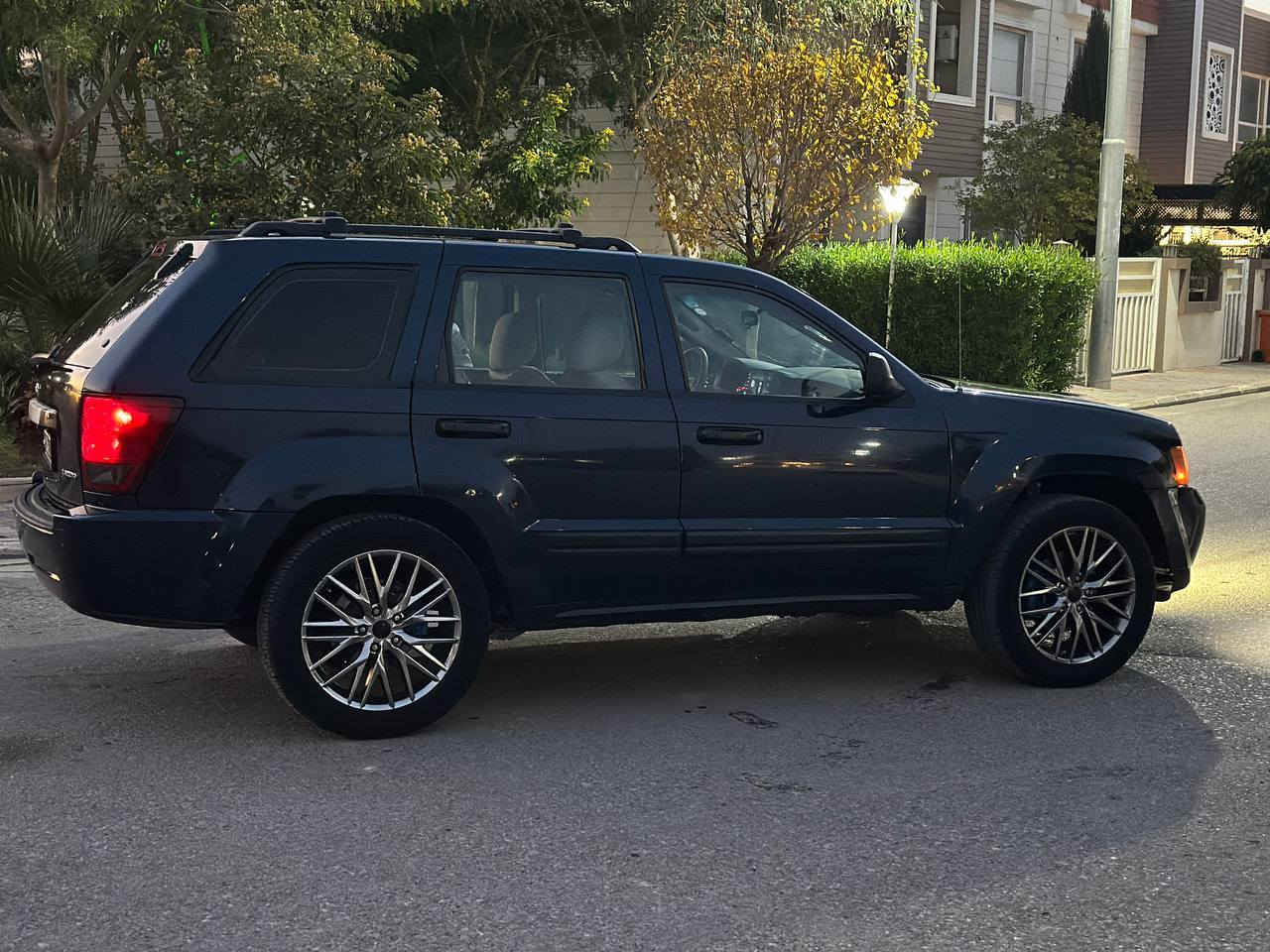 لاريدو بدون صبغ كير محرك فور ويل ويل 20 كروم سيارة جديدة رقم سنويه جديد سيارة حلوة وكاعده بلاديه السعر ٩٤ وبيها مجال لاستفسار *********** محرك 6 سلندر ٣٧٠٠
