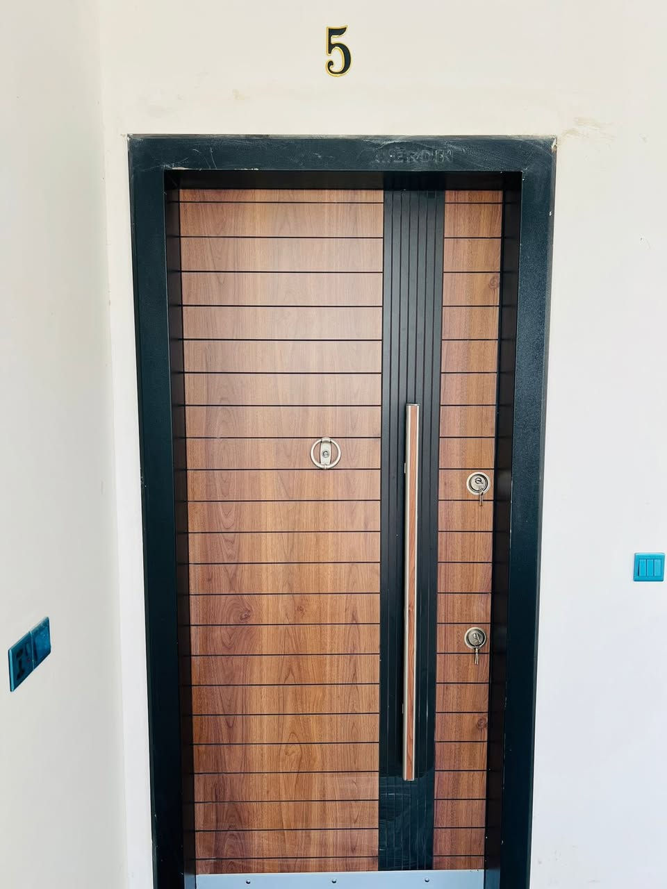 السلام عليكم 
يتوفر لدينا وحدات سكنيه للأيجار 
المساحه 100 م بناء حديث زيرو 2026 
 لكل طابق 2 نوم 2 مطبخ حار وبارد وخدمات
الموقع حي الجهاد  الخارجيه مربع بسام مقابيل التشجير المطله على مجمع النسيم ويتطلب عائله صغيره وشرط موضفين 
لمعرفة السعر يرجى الاتصال على الرقم التالي 

مكتب النسيم للعقار 

***********
