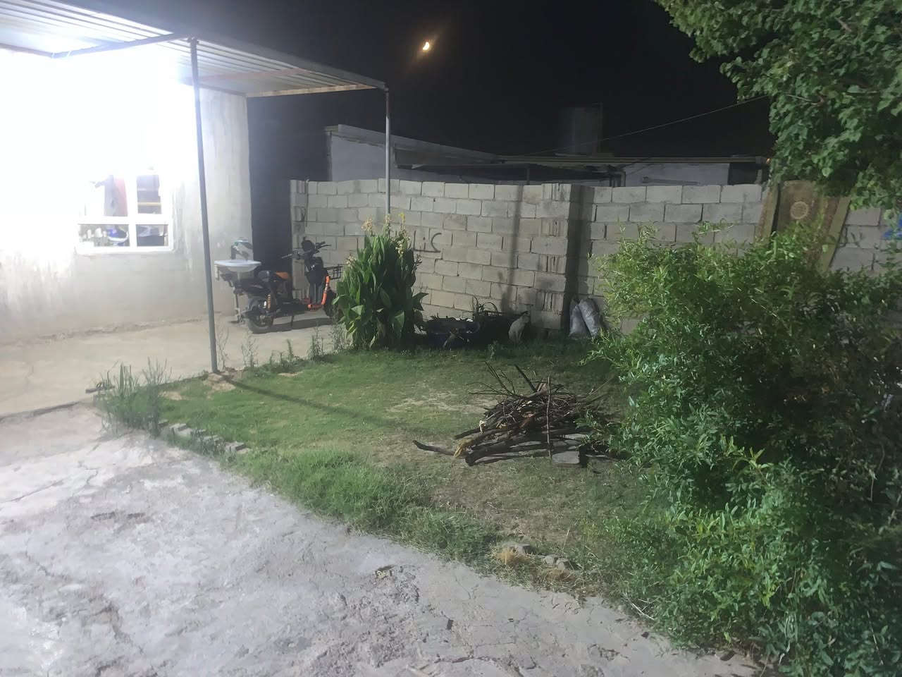 السلام عليكم
بيت للبيع 
تجاوز مسجل رقم بلديه
قرب موقف الباصات
200م يحتوي على غرفتين نوم وهول واستقبال
ومطبخ ومخزن وحديقه وصحيات كامله 
للاستفسار اكثر تواصل خاص 
او على الرقم ***********
