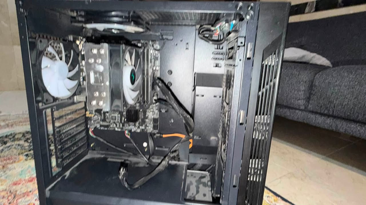 سلام عليكم تجميعه ناقصه رام وكرت شاشه بيها 
جميله ونظيفه بس بيها شويه تراب وشرط RGB فدشي راقي وبالمناسبه وصلني معجون حراري راح ابدله 
المعالج (CPU): Intel Core i5-12400F TRAY
 اللوحة الأم (Motherboard): MSI PRO B760M-E DDR4 LGA 1700
 المراوح (Fans): Deepcool CF120 ARGB 3IN1 120MM
 المبرد (Cooler): مبرد هوائي DEEPCOOL GAMMAXX AG400 LED
 الكيس (Case): MSI MAG VAMPIRIC 010X
 الشاشة (Monitor): SAMSUNG ODYSSEY G3 LS27AG320NM 27 FHD 165Hz VA MONITOR شاشه سام سونج تخبل بس بيها بكسل واحد ابيض 
ذاكره ssd2t 

والسعر خاص على هذا الرقم ***********
