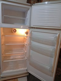 ثلاجه للبيع نظيفه شغاله ماطور بلادي شرط التجميد سعرها 200 07855571163