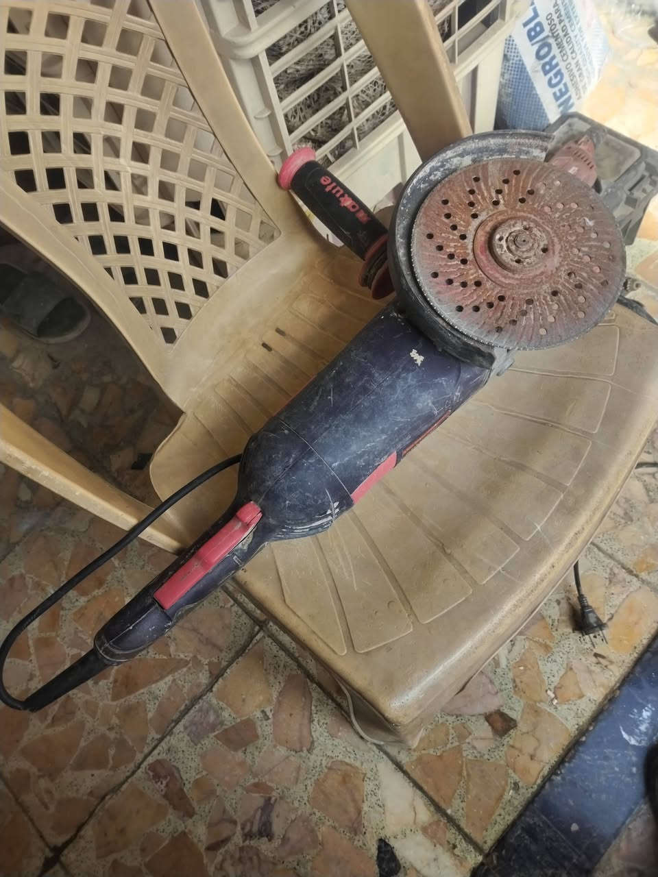 دريل عادي او هزاز او كوسره استعمال قليل كلهن ٨٠ الف بفداد
*********** بي واتساب
