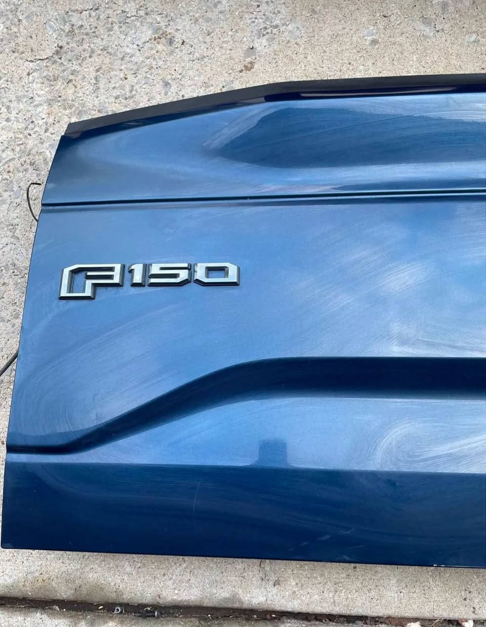 Here's a brief description 

*F150 OEM Navy Blue Tailgate*

2015-2020 Ford F150 tailgate!

*Details:*
- Fit 2015-2020 F150
- Genuine OEM, Navy Blue
- Good condition, works properly

$700 shipped

#F150tailgate #FordNavyBlue #OEMparts #TruckParts


**إذا كنت صاحب هذا الإعلان وتريد حذفه لأي سبب، رجاءا أرسل رسالة إلى الدعم الفني**