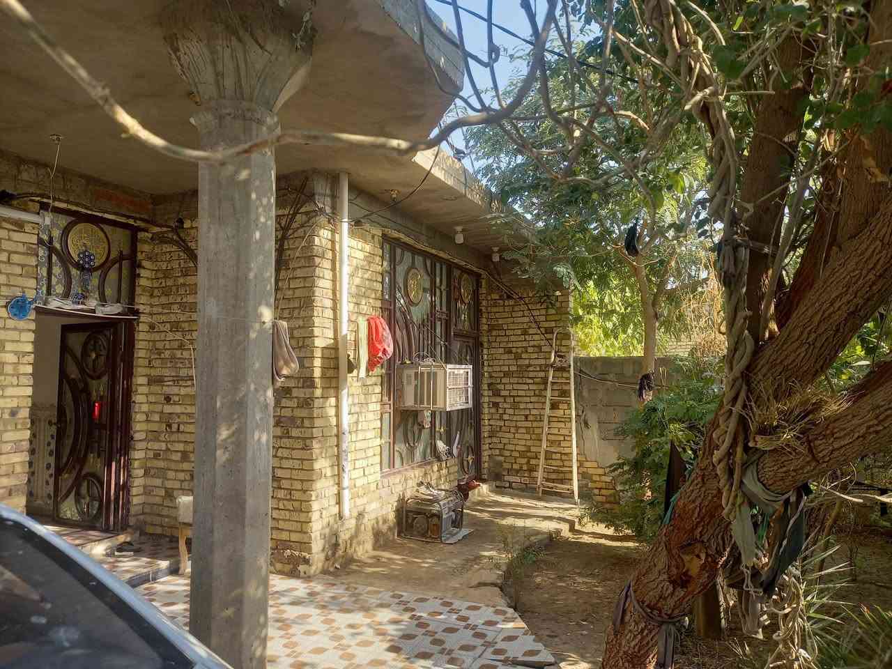 بيت مساحته ٣٢٠ متر الواجهة ٢٠ والنزال ٢٥ يتكون من غرفتين وصاله ومطبخ واستقبال وصحيات خارجيه وداخليه بناء حديث سيراميك حدايق عدد٢ العنوان كوت البيضاء يبعد عن السدة مال الكارضيه ٥٠٠ متر السعر ٧٠ مليون وقابل للتفاوض البناء كله طابوق رقم الهاتف صاحب البيت *********** 
اني مكلف بالنشر
