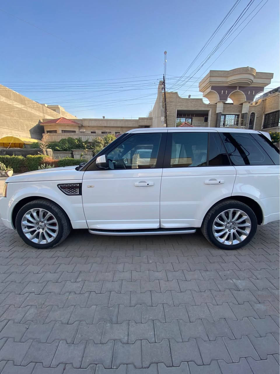 للبيع رانج روفر سبورت HSE موديل 2011 وكالة سردار مكفولة رقم اربيل بدون اي حادث او صبغ  محرك وكير مكفولات السيارة نظيفة جدا جداً على وضع الشركة 

المواصفات
1- رانج روفر موديل 2011 خليجي وكالة رقم اربيل 
2- محرك العادي المرغوب بانزين عادي 
3- لايتات حلقية زينون 
4- كشافات امامي زنون 
5- حساسات امامي خلفي اصل 
6- بصمة ابواب عدد 5 مع بصمة تشغيل
6- دوسات جانبية اصل 
7- صندوق خلفي شفط 
8- كاميررا خلفية بلادية اصل 
9- تخم تاير جديد قبل شهرين شديته 
10- جكات خلفي امامي 
11- جامة خلفية فتح كهرباء
12- غرفة السيارة نظيفة جداً
13- شاشة دشبول اصل للتحكم 
14- فول تحكم ستيرن مع شفتات للستيرن
15- كشنات فول كهرباء تحكم بالحركات 
16- كشنات  جلد سقف كنتاره 
17- ثلاجة داخلية 
18- ماوس تحكم لوضعيات القيادة في السيارة 
19- سايد بريك بصمة كهربائي
20- سلايد روف قمارة 
21- شاشة لعرض اعطال السيارة والصيانه 
22- السيارة ماشية 100الف كيلو متر حقيقي 
23- وباقي المواصفات المعروفة بالسيارة الغنية عن التعريف 
سنوية بأسمي هزه جديده ابيع تحويل مباشر 
السعر 158
مكان بغداد *********** بغداد, العراق
