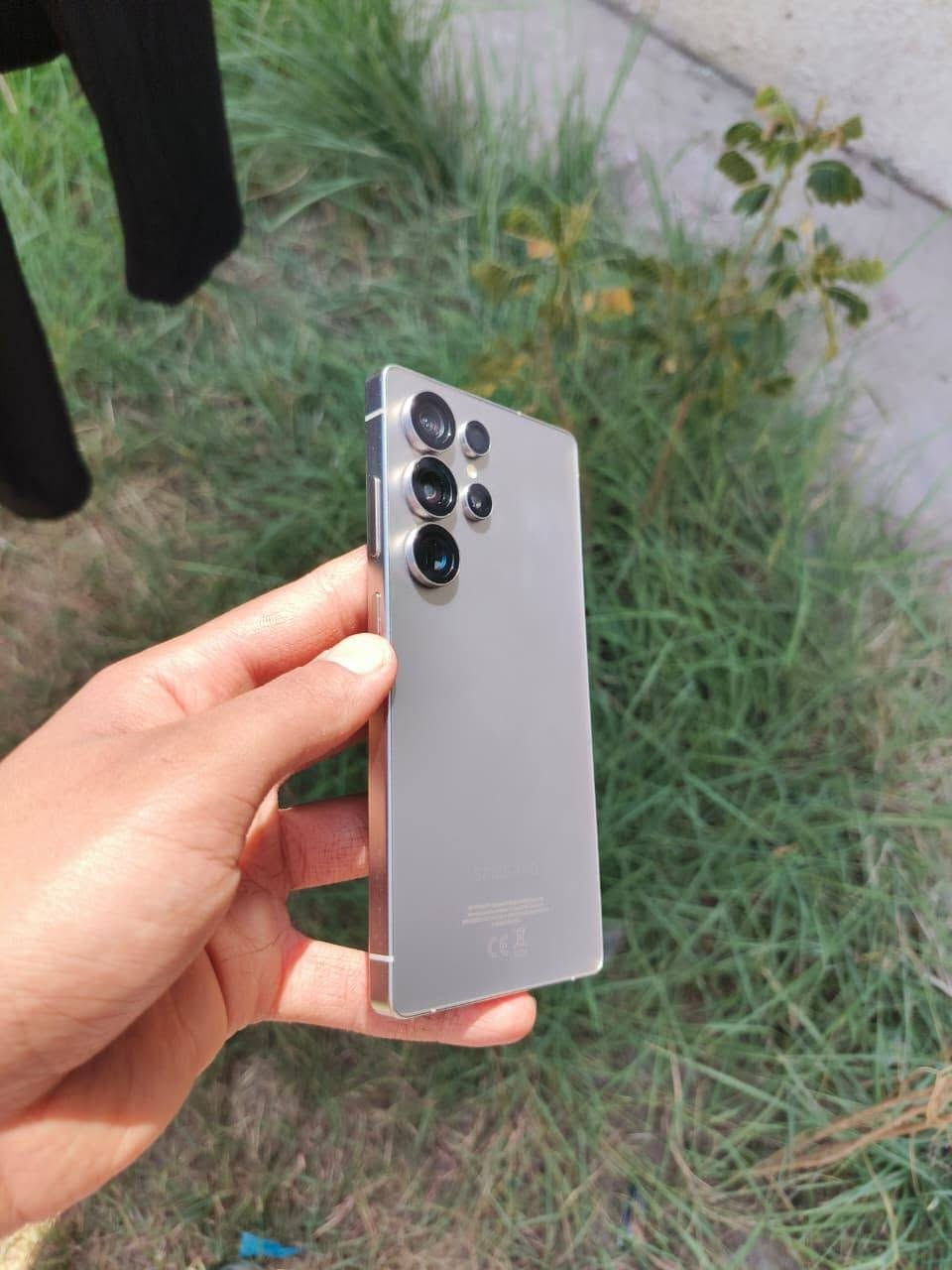 S25  Ultra 256GB
دبل سيم كارت 
نظافة ١٠٠% ولاخدش 
مستعمل اقل شهر  
جميع الملحقات (كفر اصلي - لاصق شاشة - كيبل شحن - كارتون)
عنواني : بغداد الراشديه مال الحسينيه 
السعر 1.300.000 
رقم ***********
