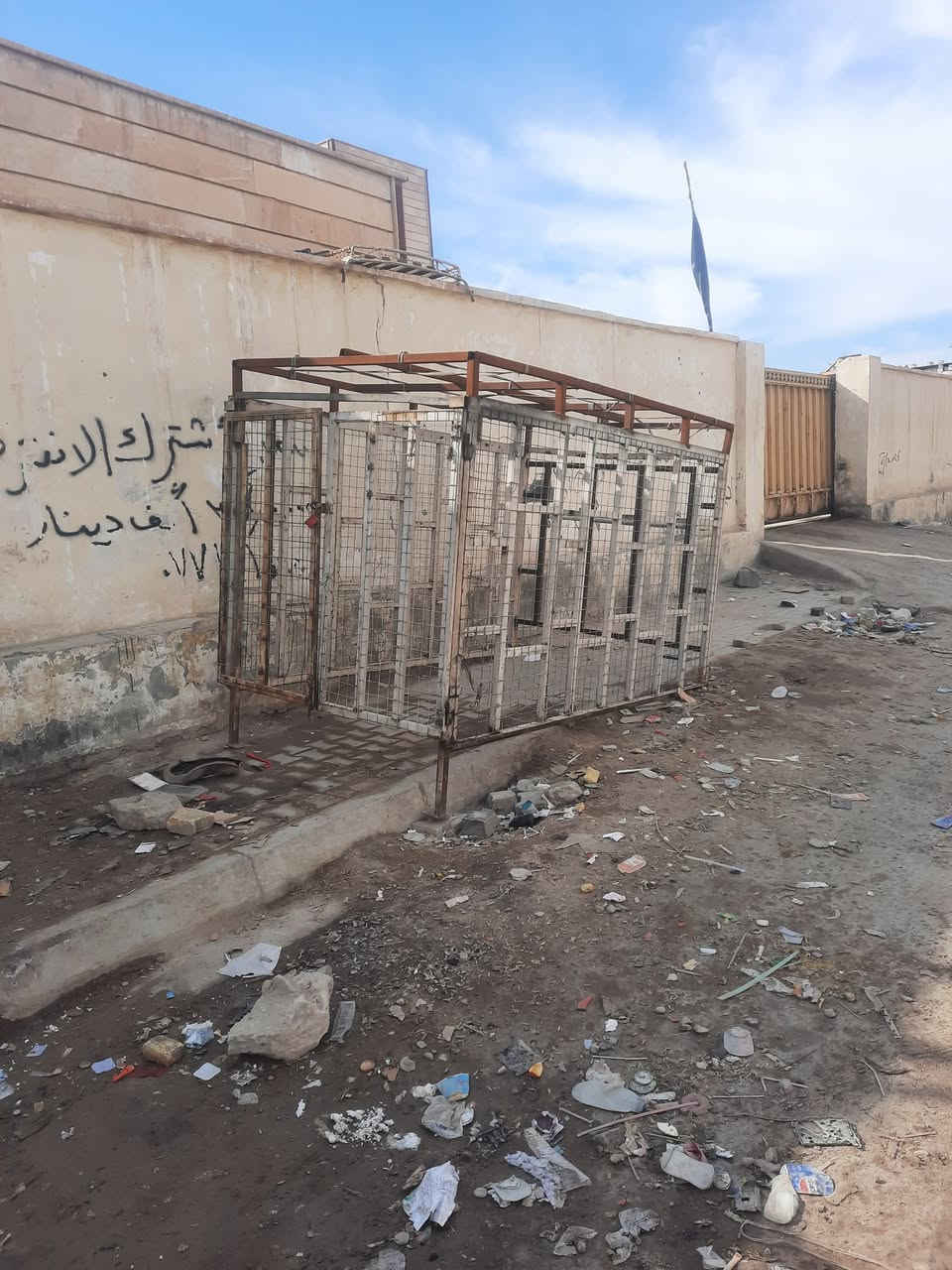 السلام عليكم محجر بنكو نثيه السعر ٣٥٠الف ارتفاع مترين وعشرين مكاني البصره اي استفسار ***********
