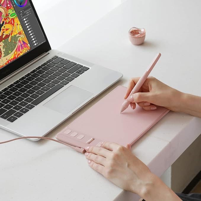 السلام عليكم 

لوح الرسم الرقمي HUION Inspiroy 2 S موديل H641P

المواصفات الرئيسية:
1. الأبعاد: 24.6 × 15.2 سم، سماكة 7.5 - 9.5 ملم
2. الوزن: 275 غرام
3. مساحة العمل: 16 × 10 سم للكمبيوتر، 10 × 5 سم للأندرويد
4. القلم: PW110 بتقنية EMR، بدون بطارية
5. حساسية الضغط: 8192 مستوى
6. الدقة: 5080 LPI، معدل استجابة أعلى من 260 PPS
7. أزرار التحكم: 6 مفاتيح قابلة للبرمجة مع عجلة تمرير
8. الاتصال: USB-C سلكي فقط
9. التوافق: ويندوز، ماك، لينكس، أندرويد 6.0 فأعلى، كروم أو إس
10. الألوان: أسود، وردي

المميزات:
1. تصميم نحيف وخفيف سهل الحمل والاستخدام في أي مكان.
2. قلم بدون شحن مع استجابة سريعة ودقة عالية للرسم الطبيعي.
3. أزرار وعجلة قابلة للتخصيص لتسريع سير العمل في مختلف البرامج.
4. متوافق مع الهواتف والأجهزة اللوحية، ويدعم الاستخدام باليد اليسرى.
5. متعدد الاستخدامات للرسم والتصميم وتحرير الصور وتوقيع المستندات والتعليم عن بعد.


**إذا كنت صاحب هذا الإعلان وتريد حذفه لأي سبب، رجاءا أرسل رسالة إلى الدعم الفني**