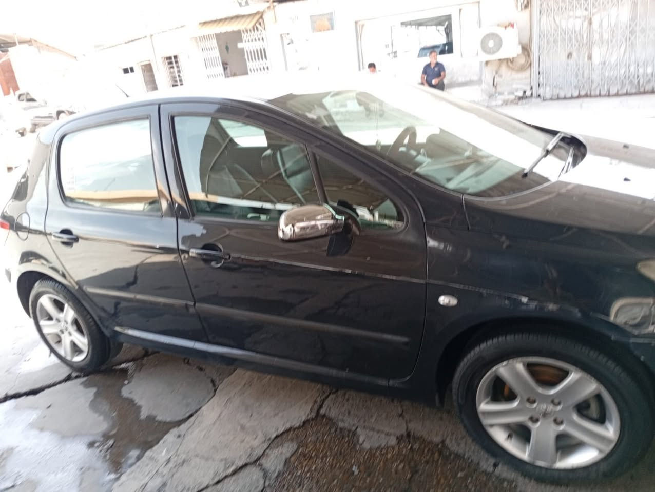 بيجو 307 موديل 2006
مكفولة من ضربة والصبغ 
فقط رش كلير باب ايمن خلفي وجاملغ ايمن اثر شخوط والفديو موجود 

محرك 2000 —كير اوتوماتيك —٤ جام كهرباء —غرفة جلد 
ويل كب ١٥ 
كير مكينة تبريد شرط الفحص 
السعر ٥٨ بيها مجال بسيط
للاستفسار :-***********

عنوان السيارة بغداد ساحة الواثق 

غير متواجد ع الفيس

