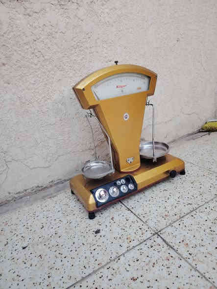 السلام عليكم
ميزان ايطالي مؤرخ ١٩٥٥ مصنوع من الالمنيوم والأوزان نحاس يعمل بالوزن فقط
اما الساعة ينرادلها تصليح
بي ٢فطور زغار من القاعدة مامبينات 
ابيع فقط ديكور السعر٦٥ الف
للحجز والاستفسار واتس اب ***********
