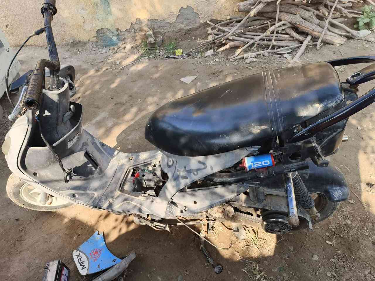 السلام عليكم شباب ماكس منغولي حربيه الدراجه عوزه كابريتر وكفر الكدام وباتري للبيع السعر 200 وبيه مجال او مراوس بكير المكان حله حي العسكري شارع 80 اليريده خاص او هذا رقمي *********** الدراجه متروكه جانت
