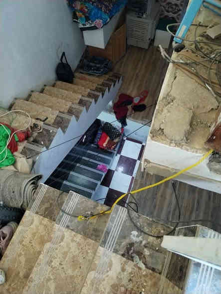 السلام عليكم بيت زراعي 50 متر عقد ١٧ في كربلاء شارع المدرسي شارع حسينيه ساقي عطاشى كربلاء بناء طابقين الاول صاله ومطبخ ومكشوفه وصحيات منفصله بناء بلوك صب كونكريت والطابق الثاني غرفه وصاله وصحيات مشتركه بناء ثرمستون الاساس والسقف كونكريت مسلح مع بيتونه والسطح مطبك فرشي  السعر ٣٧و نص مع مجال بسيط
مكتب العرداوي للوسائط العقاريه
هاتف/***********
