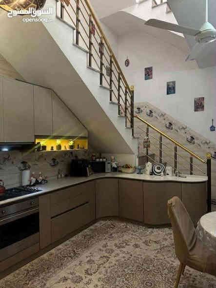 بيت 100 متر مربع ملك عقاري صرف
النزال 25 الواجهة 4
يتكون من
الطابق الاول يحتوي على كراج سيارة وصالة ومطبخ وترك وحمام وغرفة نوم
الطابق الثاني يحتوي على بلكونة وغرفتين نوم وحمام 
الطابق الثالث سطحين وبيتونه

ملاحظات عن مواد البناء 
المطبخ سيراميك اسبناني 
الحمام في الطابق الارضي يحتوي على قاطع زجاجي يفصله عن المرافق الغربي + الحائط سيراميك 
الحمام في الطابق الاول يحتوي مرافق غربي مع تاسيس كامل للغسالة + الحائط سيرامك 

الاستقبال مغلف بورق جدران ذات مظهر جميل 
الغرفة الاخيرة في الطابق الارضي مغلف ب شي بودر ذات مظهر جميل 

سنة البناء 2017

موقعة متميز جداً في شارع عرضة 40 متر وعرض الرصيف الواحد 5 امتار ويحتوي الشارع على جزرة وسطية لركن السيارات
المكان بغداد حي الشعب شارع ماركت الساعدي
قرب مدرسة عمر المختار
*********** محمد السراي 
مكتب ابراهيم السراجي للعقار
