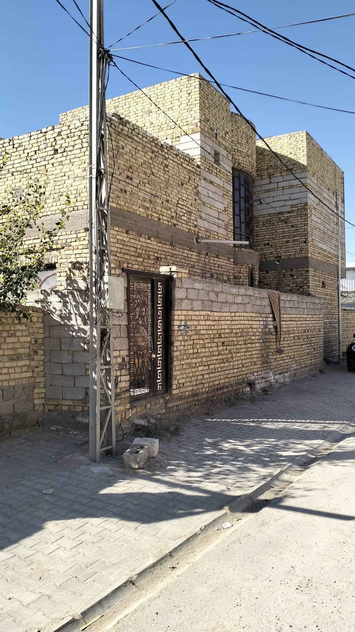 بسم الله الرحمن الرحيم
بيت للبيع ركن 
الموقع حي الامين فرع مخزن العيساوي
يبعد عن الشارع الرئيسي 75 متر
البيت ركن على 2 شوارع تبليط وارصفه ومجاري
مرقم للتطويب ومقدم معامله تطويب
تفاصيل البيت
طابقين 4 غرف نوم ثلاثه غرف سويت 
حمامات خمسة 
صاله عدد 2 9× 4
مطبخ  4 × 5
استقبال 6×4
حديقة 
طارمه كبيره 13 متر 
البيت على شارع رايسي مدخل منطقه
رقم الهاتف ***********
